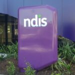A placa do lado de fora da entrada da sede do NDIS no centro de Geelong. O edifício fica na Rua Malop, 13 - 19