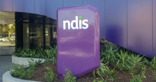 Funcionário público acusado de suposta fraude NDIS de US$ 5 A placa do lado de fora da entrada da sede do NDIS no centro de Geelong. O edifício fica na Rua Malop, 13 - 19