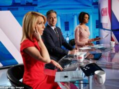 Funcionários da CNN petrificados com a perspectiva de aquisição do bilionário amigo de Trump depois que a oferta da Netflix fracassou… e diz-se que o presidente está encantado Os funcionários da CNN ficaram em “pânico” depois que a oferta da Netflix pela controladora, Warner Bros Discover, fracassou na quinta-feira, abrindo caminho para a Paramount assumir o controle. Na foto, a CNN é estrelada por Dana Bash e Jake Tapper e Illia Calderon da Univision no debate democrata de 2020