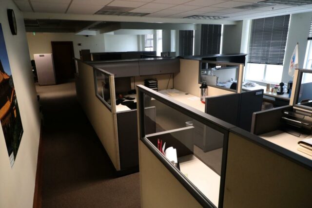 Kyla Wilkenfeld-Bronson foi rejeitada pelo Departamento de Finanças da Prefeitura de Los Angeles porque fecha às sextas-feiras.