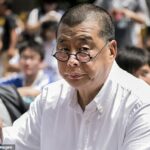 O magnata da mídia britânica e ativista pró-democracia Jimmy Lai foi preso por um tribunal de Hong Kong por 20 anos