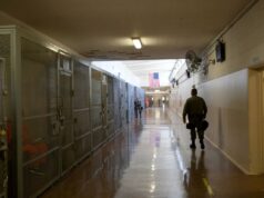 Fúria quando o molestador de crianças em série é libertado da prisão mais cedo: ‘Os pais monstros são os que mais temem’ Um guarda passa por uma torre de vigia em frente ao Instituto para Homens da Califórnia, em Chino.