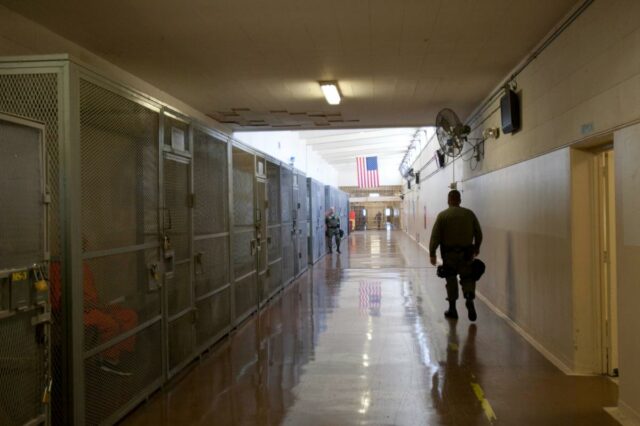 Um guarda passa por uma torre de vigia em frente ao Instituto para Homens da Califórnia, em Chino.