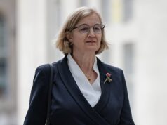 Fúria sobre a política trabalhista de escolas trans: ex-chefe do Ofsted alerta que as escolas terão ‘muita margem de manobra’ para permitir que crianças de até quatro anos façam a transição ‘enquanto mantêm isso em segredo de seus pais’ A ex-chefe do Ofsted, Baronesa Amanda Spielman, disse hoje que a nova orientação trans dá “muita margem de manobra” para as escolas “permitirem que uma criança faça a transição, mantendo isso em segredo de seus pais”.