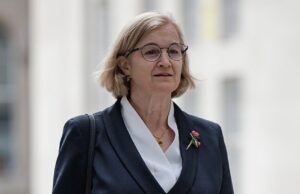 Fúria sobre a política trabalhista de escolas trans: ex-chefe do Ofsted alerta que as escolas terão ‘muita margem de manobra’ para permitir que crianças de até quatro anos façam a transição ‘enquanto mantêm isso em segredo de seus pais’ A ex-chefe do Ofsted, Baronesa Amanda Spielman, disse hoje que a nova orientação trans dá “muita margem de manobra” para as escolas “permitirem que uma criança faça a transição, mantendo isso em segredo de seus pais”.