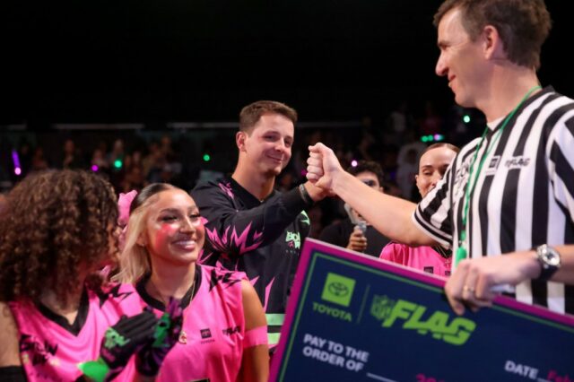 Futebol de bandeira da Bay Area e estrelas da NFL iluminam o Super Bowl LX no Toyota Glow-Up Classic que brilha no escuro
