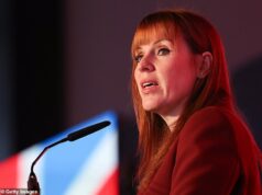 GLEN OWEN: Um jantar poderoso em Notting Hill, frango e batatas fritas com parlamentares – como Angela Rayner está planejando seu golpe de esquerda Para a autoproclamada defensora das classes trabalhadoras pelo Partido Trabalhista, o sumptuoso jantar da semana passada em Notting Hill foi um mundo de distância da propriedade municipal de Stockport da sua infância. (Angela Rayner fotografada em Liverpool no mês passado)