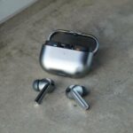 O Galaxy S25 Ultra com sua tela inicial à mostra, com uma flâmula que diz 'O mesmo de sempre'.