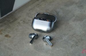 Samsung Galaxy Buds 3 Pro recebe atualização de estabilidade O Galaxy S25 Ultra com sua tela inicial à mostra, com uma flâmula que diz 'O mesmo de sempre'.