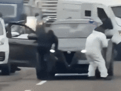 Gangue momentânea se passando por policial explodindo van de dinheiro em rodovia italiana Melões frescos e melões frescos purificados.