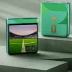 Motorola Razr 2025 em Spring Bud contra um canteiro de flores