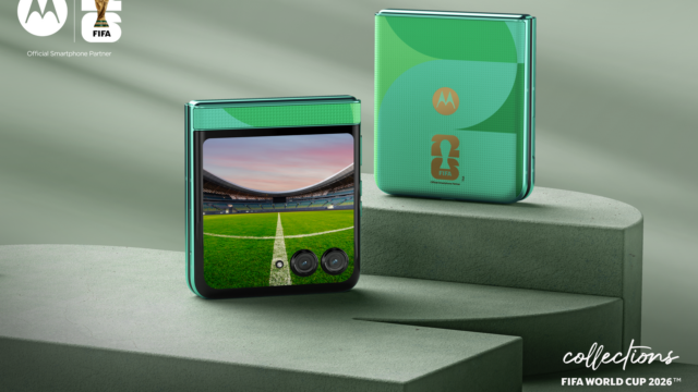 Motorola Razr 2025 em Spring Bud contra um canteiro de flores