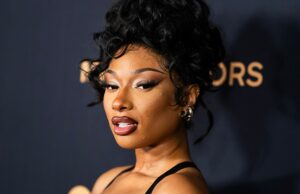 Garanhão de Megan Thee mostra curvas ao se preparar para o vestido de Roberto Cavalli Garanhão Megan Thee getty