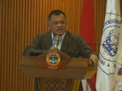 Gatot explica artigos da Lei da Polícia Nacional e afirma que não há razão para o Chefe da Polícia Nacional rejeitar a linha de comando do presidente Gatot explica artigos da Lei da Polícia Nacional e afirma que não há razão para o Chefe da Polícia Nacional rejeitar a linha de comando do presidente