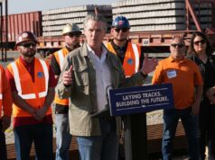 Gavin Newsom criticado pelo principal promotor federal de Los Angeles por reivindicar vitória na decisão anti-máscara do ICE: ‘Pare de mentir’ O governador da Califórnia, Gavin Newsom, fala em uma entrevista coletiva sobre o projeto ferroviário de alta velocidade.