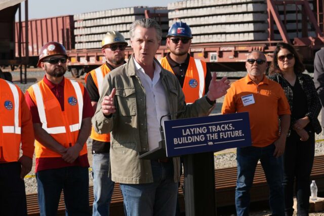 O governador da Califórnia, Gavin Newsom, fala em uma entrevista coletiva sobre o projeto ferroviário de alta velocidade.