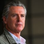 O governador da Califórnia, Gavin Newsom, conversando com o proprietário do Fanatics, Michael Rubin, na festa anual Fanatics SB.