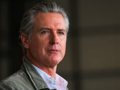Gavin Newsom foi flagrado se aconchegando com o executivo esportivo na festa do Super Bowl O governador da Califórnia, Gavin Newsom, conversando com o proprietário do Fanatics, Michael Rubin, na festa anual Fanatics SB.