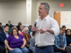 Gavin Newsom pode enfrentar lugares vazios na parada da turnê do livro na Carolina do Sul Gavin Newsom apertando a mão de um participante de um evento na Carolina do Sul.