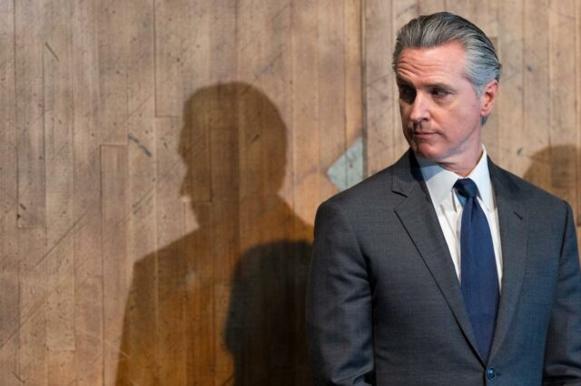 O governador da Califórnia, Gavin Newsom, em um evento de assinatura para agências de trânsito da Bay Area.