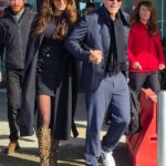 George Clooney, 64, deu as mãos à esposa Amal, 47, quando pousaram em Milão para a cerimônia de abertura dos Jogos Olímpicos de Inverno de 2026, na sexta-feira.