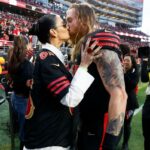 George Kittle e sua esposa Claire Kittle se beijam antes de um jogo do San Francisco 49ers.