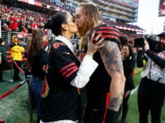 George Kittle, do 49ers, tem grandes planos para a capa do SI Swimsuit da esposa Claire George Kittle e sua esposa Claire Kittle se beijam antes de um jogo do San Francisco 49ers.