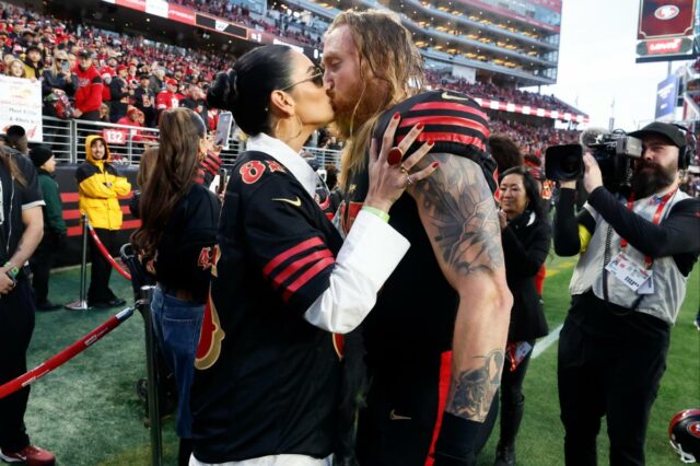 George Kittle e sua esposa Claire Kittle se beijam antes de um jogo do San Francisco 49ers.