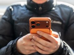 Geração Z – A primeira geração oficialmente apelidada de mais burra que a anterior uma pessoa olhando para um telefone nas mãos