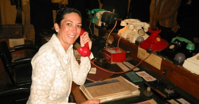 Ghislaine Maxwell defende o quinto, oferece-se para dar garantias a Trump e Clinton
