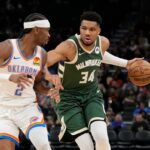 Giannis Antetokounmpo #34 do Milwaukee Bucks dribla a bola contra Shai Gilgeous-Alexander #2 do Oklahoma City Thunder durante o terceiro quarto no Fiserv Forum em 21 de janeiro de 2026 em Milwaukee, Wisconsin.