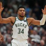 O atacante do Milwaukee Bucks, Giannis Antetokounmpo, procurando orientação do banco durante um jogo contra o Denver Nuggets.