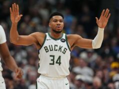 Giannis Antetokounmpo promete compromisso com Bucks – ‘a partir de hoje’ O atacante do Milwaukee Bucks, Giannis Antetokounmpo, procurando orientação do banco durante um jogo contra o Denver Nuggets.