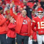 Matt Nagy (c.) com o quarterback do Chiefs, Patrick Mahomes (15).
