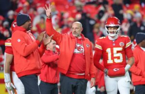 Giants contratam Matt Nagy como coordenador ofensivo Matt Nagy (c.) com o quarterback do Chiefs, Patrick Mahomes (15).