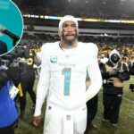 O quarterback do Miami Dolphins, Tua Tagovailoa (1), observa após o jogo contra o Pittsburgh Steelers no Acrisure Stadium.