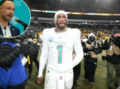 Golfinhos ‘se aproximando’ da decisão de Tua Tagovailoa após reunião O quarterback do Miami Dolphins, Tua Tagovailoa (1), observa após o jogo contra o Pittsburgh Steelers no Acrisure Stadium.