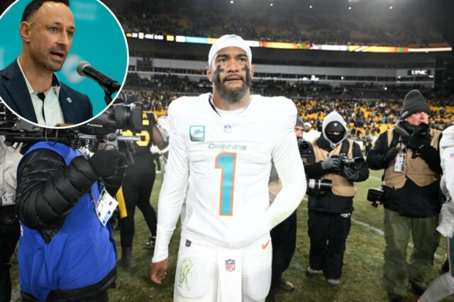 O quarterback do Miami Dolphins, Tua Tagovailoa (1), observa após o jogo contra o Pittsburgh Steelers no Acrisure Stadium. 