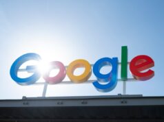 Google enviou informações pessoais e financeiras de estudante jornalista ao ICE Signage at the Google Midlothian Data Center in Midlothian, Texas, US, on Friday, Nov. 14, 2025.