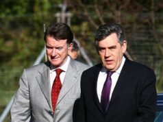 Gordon Brown ataca Peter Mandelson: Ex-PM diz acreditar que e-mails para Epstein são um ‘crime financeiro’ que ‘traiu a todos nós’ – enquanto a polícia dá atualizações sobre uma investigação ‘complexa’ O ex-primeiro-ministro Gordon Brown disse que os e-mails secretos de Peter Mandelson com Jeffrey Epstein enquanto ele estava no governo poderiam constituir um “crime financeiro”. Na foto: Brown e Mandelson em 2008