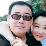 Yang Hengjun, à esquerda, posa com um membro da família em Pequim. A ministra das Relações Exteriores da Austrália, Marise Payne, disse que seu governo estava