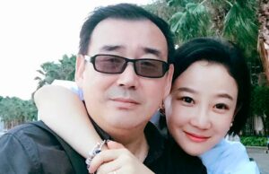 Governo elogia a ‘resiliência’ do australiano na prisão chinesa em aniversário sombrio Yang Hengjun, à esquerda, posa com um membro da família em Pequim. A ministra das Relações Exteriores da Austrália, Marise Payne, disse que seu governo estava