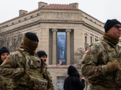 Grande banner com o rosto de Trump é exibido na sede do Departamento de Justiça Yahoo news home