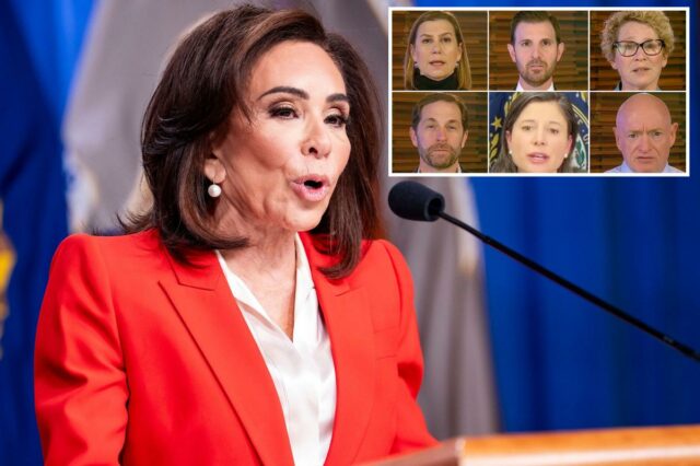 A procuradora dos EUA para o Distrito de Columbia, Jeanine Pirro, fala durante uma coletiva de imprensa na sede do Departamento de Justiça em Washington, DC