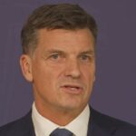 O líder da oposição Angus Taylor revelou seu novo ministério paralelo esta tarde, trazendo de volta os Nacionais e membros exilados.