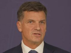 Grandes retornos e promoções enquanto o novo líder da oposição revela o ministério paralelo O líder da oposição Angus Taylor revelou seu novo ministério paralelo esta tarde, trazendo de volta os Nacionais e membros exilados.