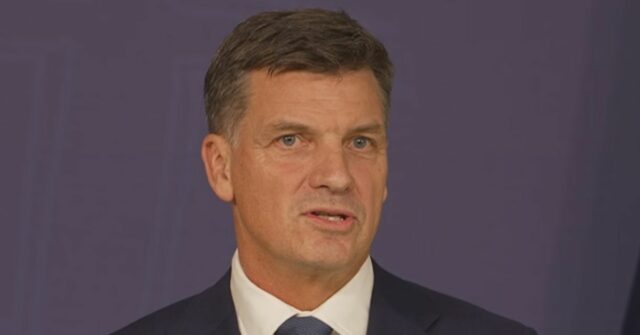 O líder da oposição Angus Taylor revelou seu novo ministério paralelo esta tarde, trazendo de volta os Nacionais e membros exilados.