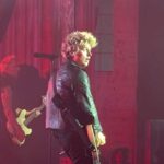 Green Day dá fortes conselhos aos agentes do ICE no show da semana do Super Bowl