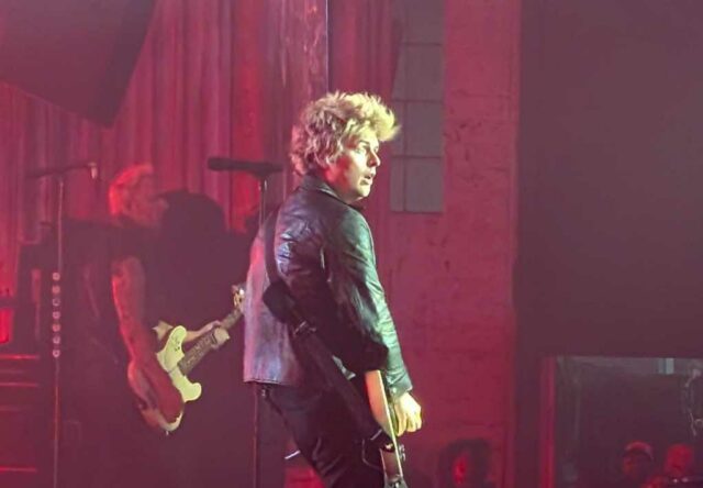 Green Day dá fortes conselhos aos agentes do ICE no show da semana do Super Bowl
