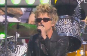 Green Day lança F-Bombs no pré-show do Super Bowl com ‘American Idiot’, ‘Holiday’ e ‘Good Riddance’ Green Day lança F-Bombs no pré-show do Super Bowl com 'American Idiot', 'Holiday' e 'Good Riddance'